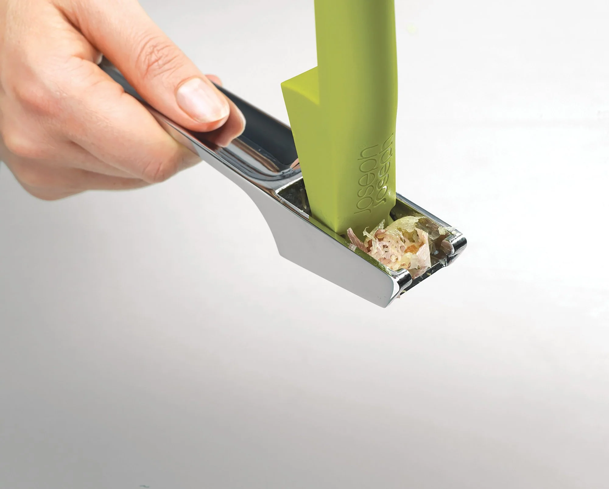 Joseph Joseph Clean-Press Garlic Crusher - Image 4