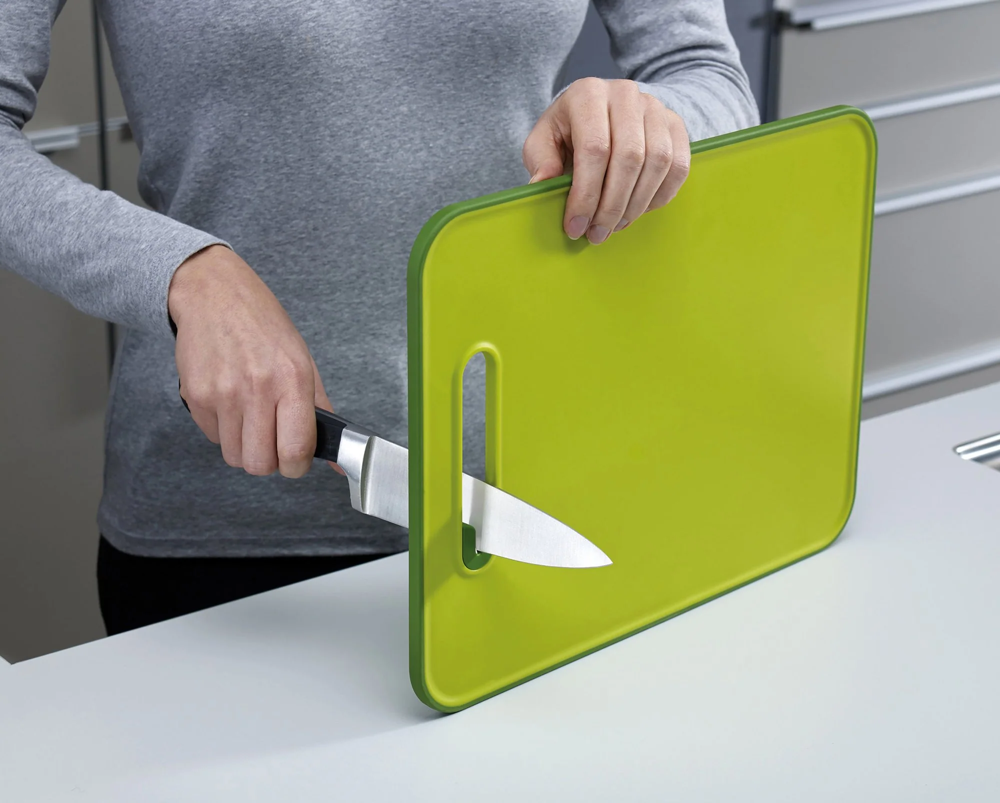Joseph Joseph Slice & Sharpen Chopping Board with Knife Sharpener - Image 2